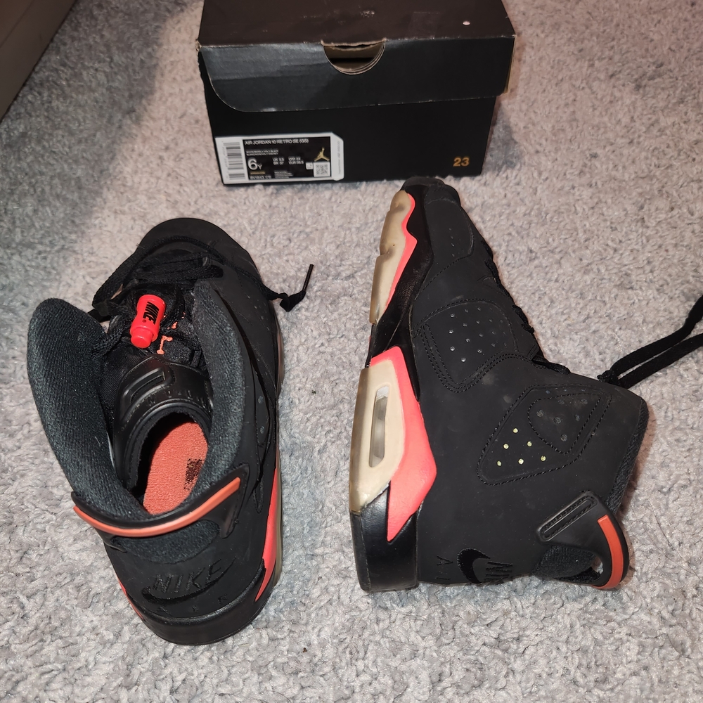 Nike Air Jordan 10 Retro Black and Red Sneakers with Air Cushioning